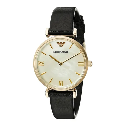 Emporio Armani cu o curea din piele
